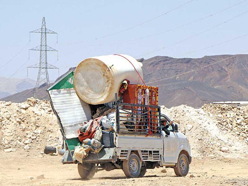 زورق مفخخ بالبحر الأحمر وتصعيد في تعز 