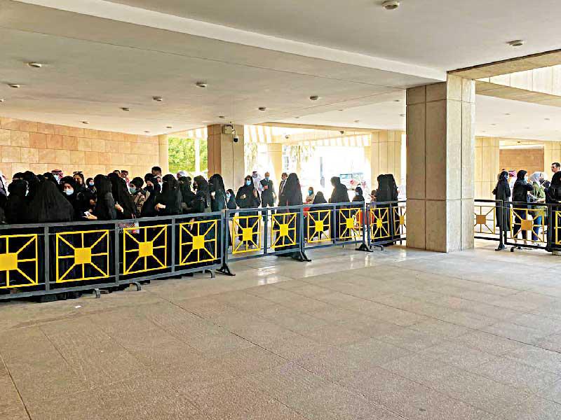 ازدحام أمام عمادة القبول والتسجيل في الجامعة 