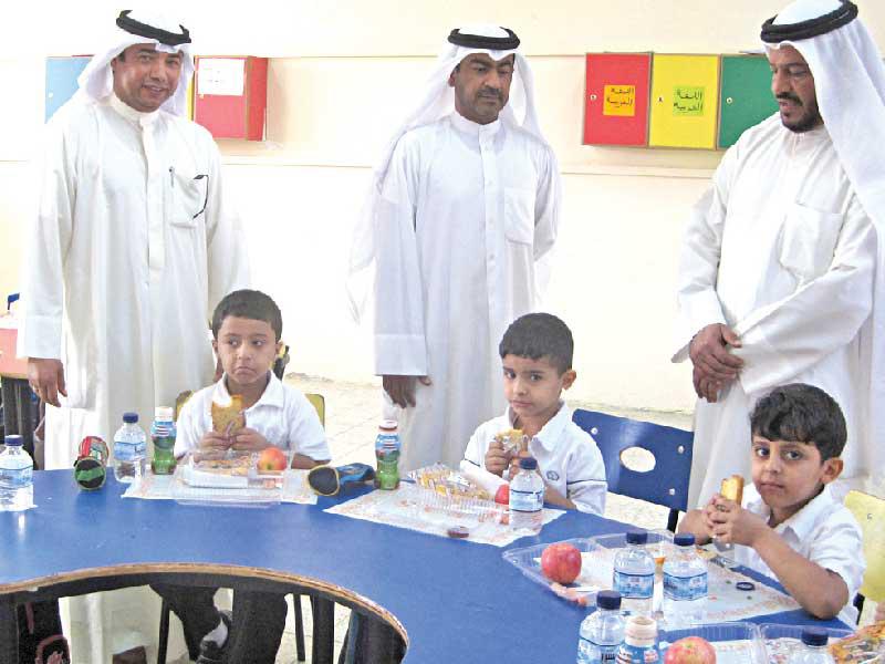 طاولات طلاب الابتدائي شبه الدائرية