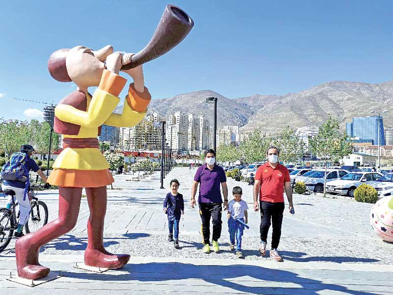 إيرانيون داخل متنزه في طهران أمسt (أ ف ب)