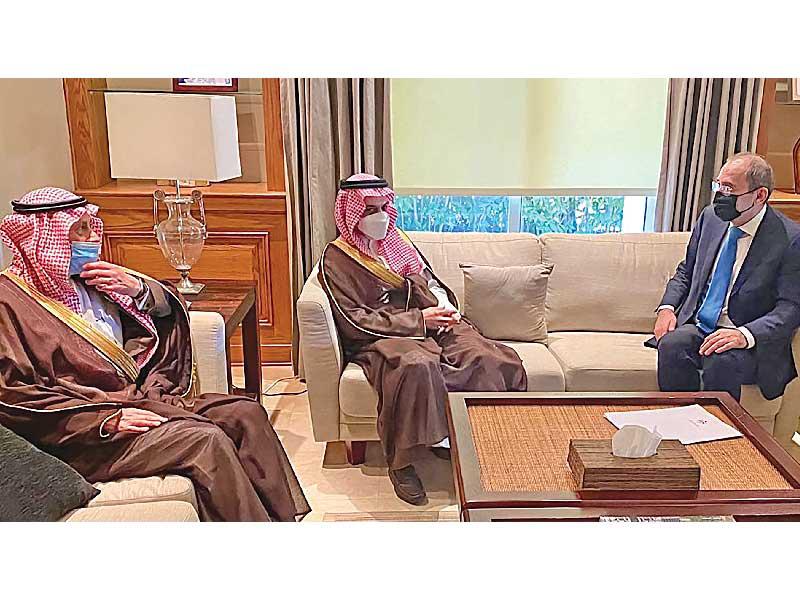 نائب رئيس الوزراء وزير الخارجية الأردني أيمن الصفدي مستقبلاً وزير الخارجية السعودي فيصل بن فرحان في عمان أمس (أ ف ب)