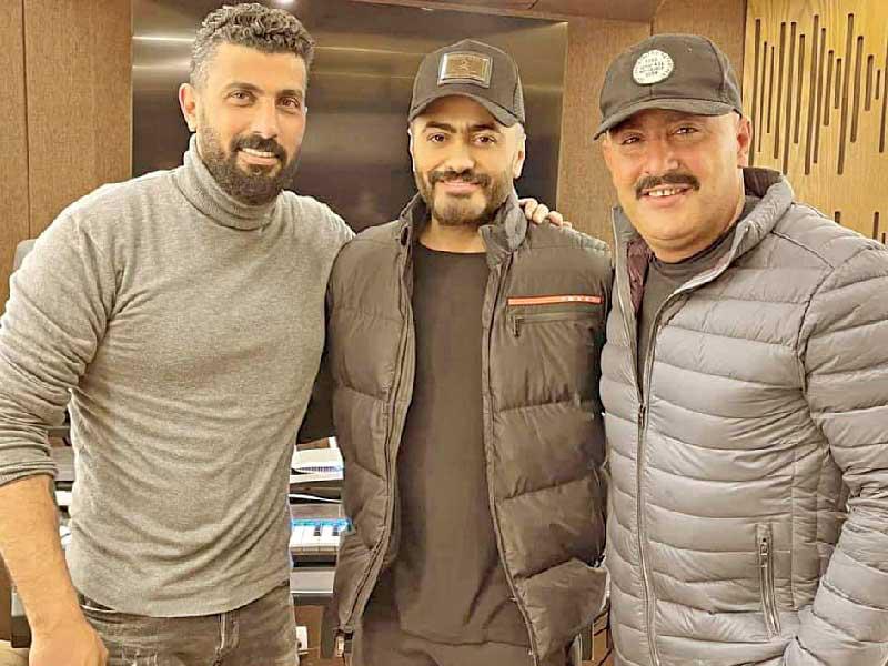 المغني تامر حسني يتوسط الممثل أحمد السقا والمخرج محمد سامي