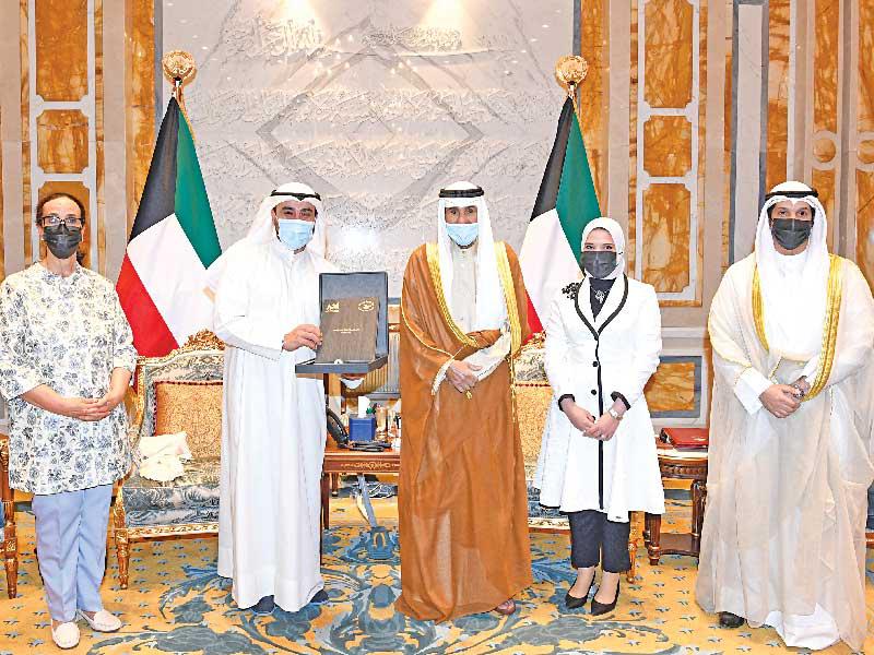  صاحب السمو أمير البلاد الشيخ نواف الأحمد مستقبلاً وزير الإعلام ووفد مركز العمل التطوعي أمس 
