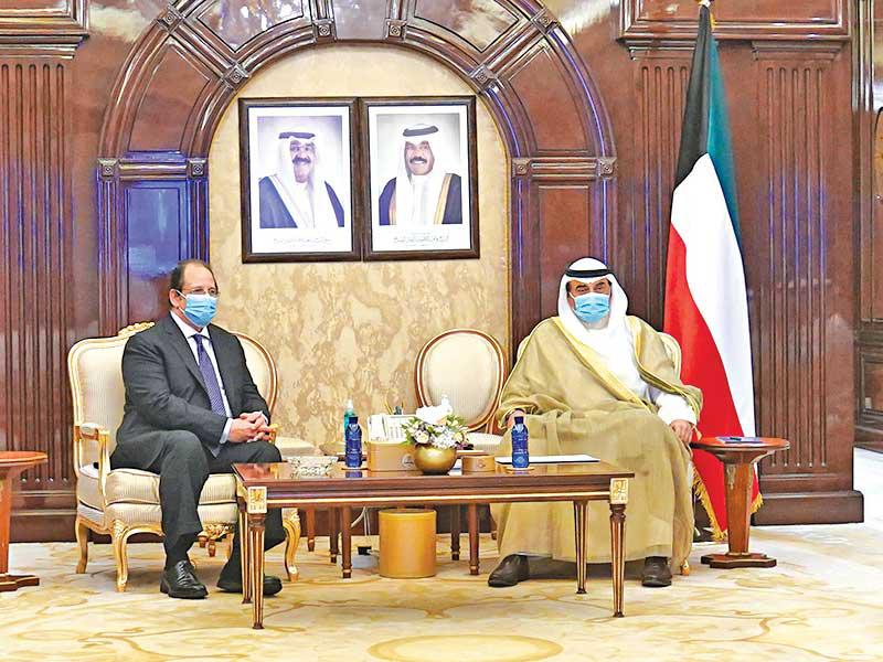 رئيس مجلس الوزراء سمو الشيخ صباح الخالد مستقبلا رئيس المخابرات المصرية أمس