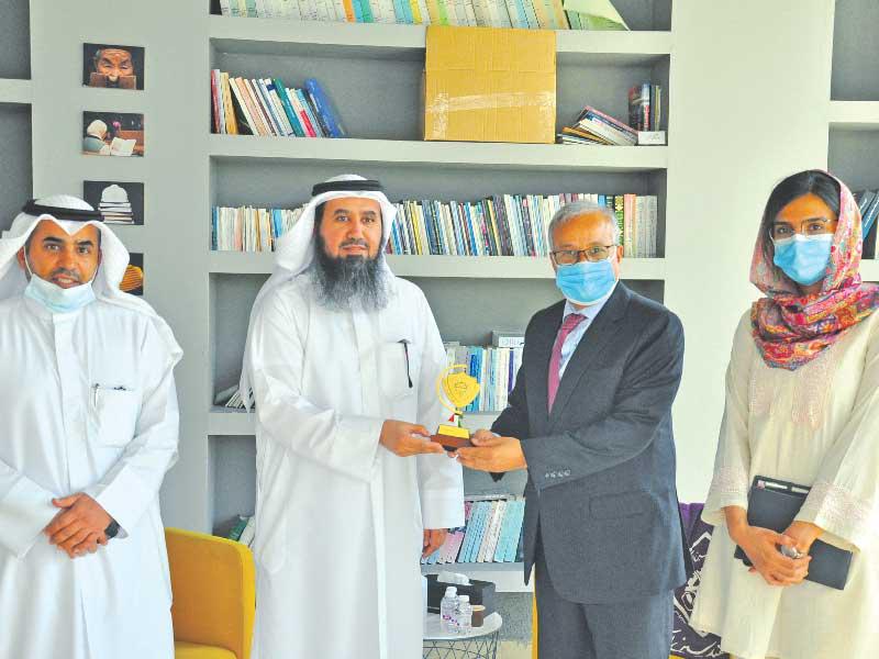  رئيس الجمعية المهندس فيصل العتل ونائب رئيس الجمعية محمد السبيعي يكرمان السفير الباكستاني  