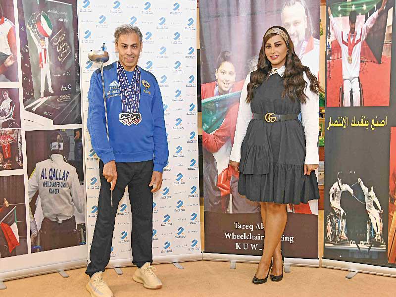 مديرة العلاقات العامة في بنك برقان حصة النجادة مع البطل طارق القلاف