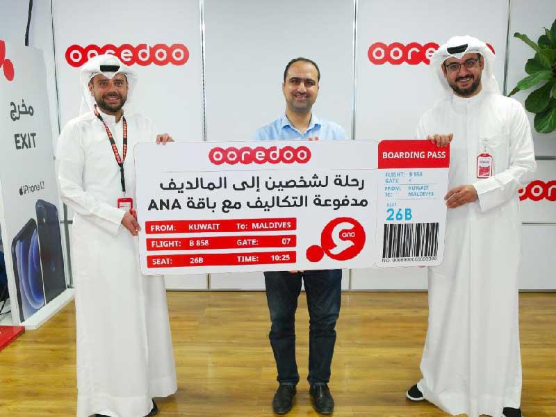 ناصر العبدالله مع ناظم الغبرا من Ooredoo مع الفائز بالرحلة