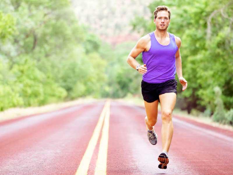 شاب يمارس رياضة الجري