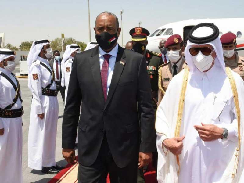 أمير قطر الشيخ تميم بن حمد مع رئيس مجلس السيادة السوداني عبدالفتاح البرهان