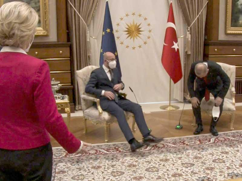 رئيسة المفوضية الأوروبية أورسولا فون ديرلاين تبحث عن مكان للجلوس أمس الأول خلال لقاء الرئيس التركي رجب طيب إردوغان (أ ف ب)