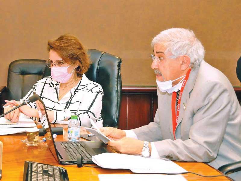 د.هلال الساير والأمينة العامة للجمعية، مها البرجس خلال دورة المنظمة العربية