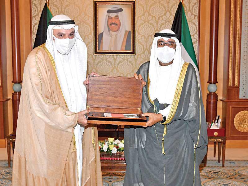  سمو ولي العهد، الشيخ مشعل الأحمد يتسلم من رئيس ديوان المحاسبة فيصل الشايع «تقرير المواطن 2020»