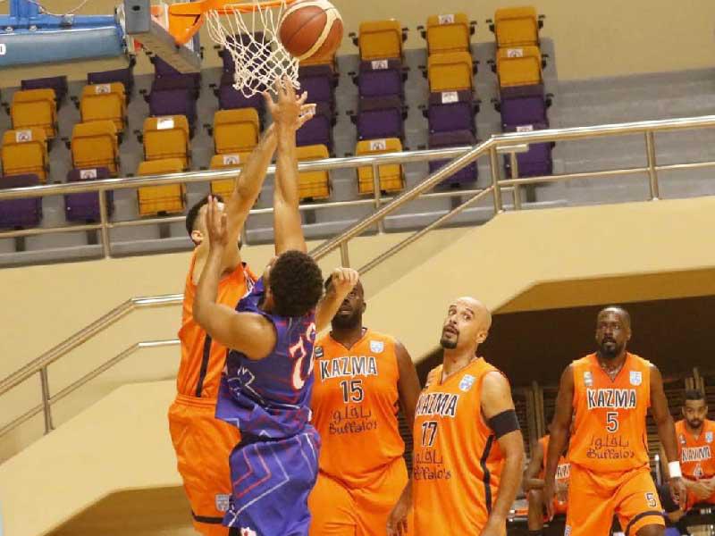 جانب من مباراة كاظمة والشباب