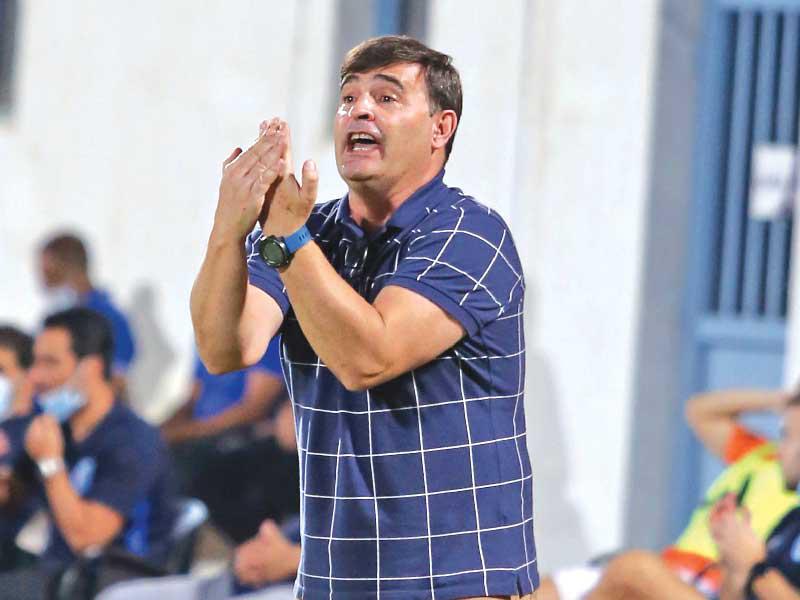  مدرب كاظمة الإسباني روبيرتو بيانكي