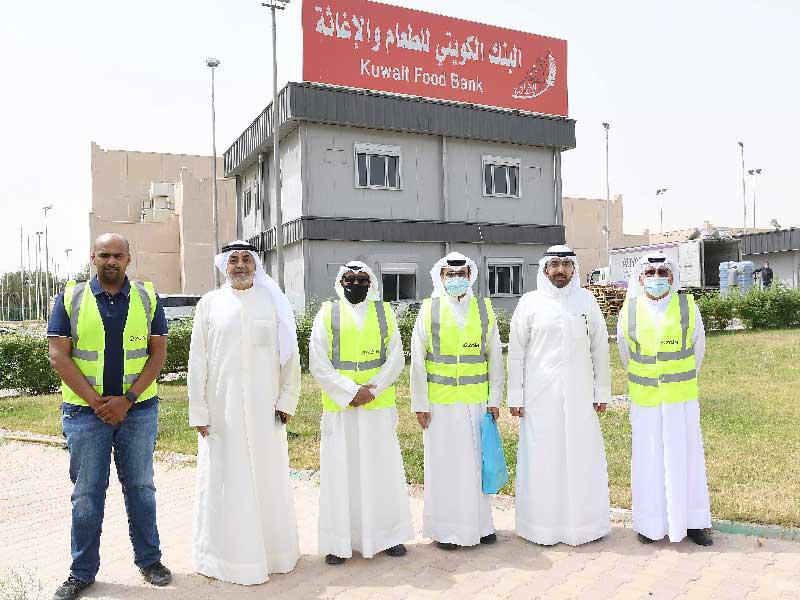 نائب رئيس مجلس إدارة البنك الكويتي للطعام والإغاثة مشعل الأنصاري  متوسطاً مسؤولي «زين» وفريق بنك الطعام