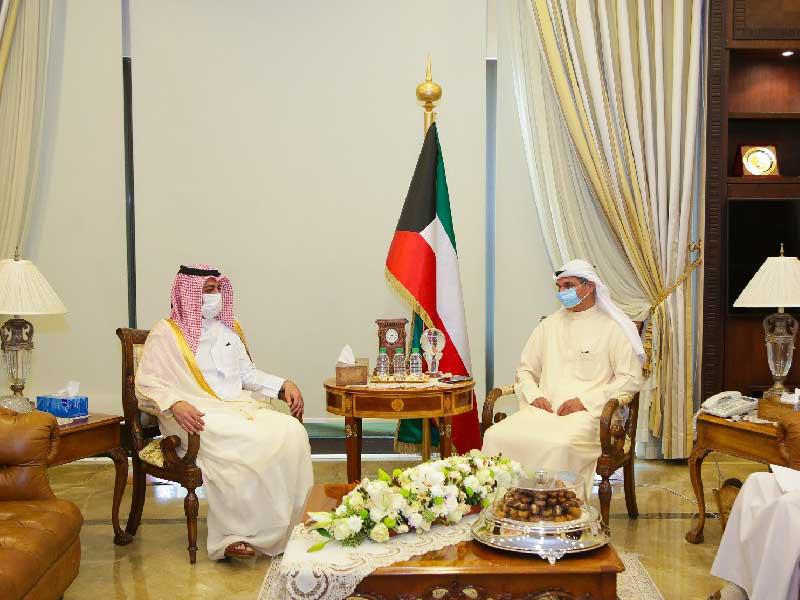 نائب وزير الخارجية مجدي الظفيري خلال اجتماعه مع السفير القطري بندر بن محمد العطية