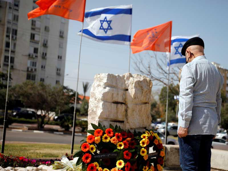 إسرائيلي أمام نصب لضحايا «المحرقة النازية» في اشكلون أمس (رويترز)