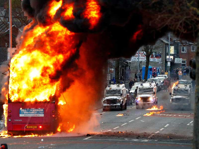 حافلة اختطفها مشاغبون وأحرقوها في بلفاست أمس الأول (رويترز)