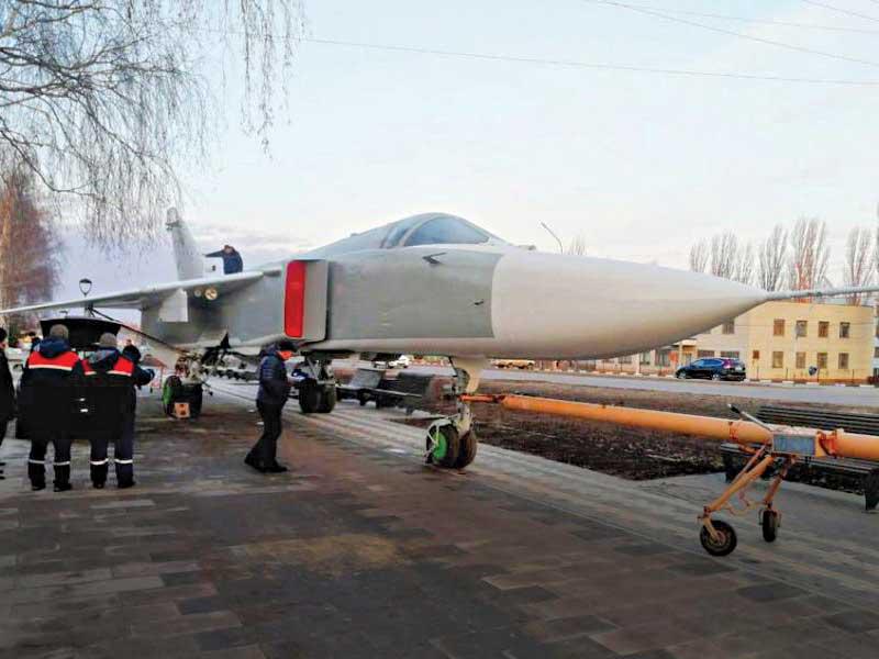 مقاتلة جوية على طريق سريع