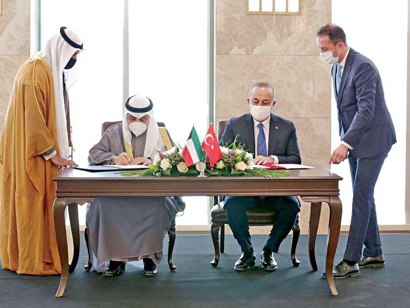 جانب من توقيع الاتفاقيات