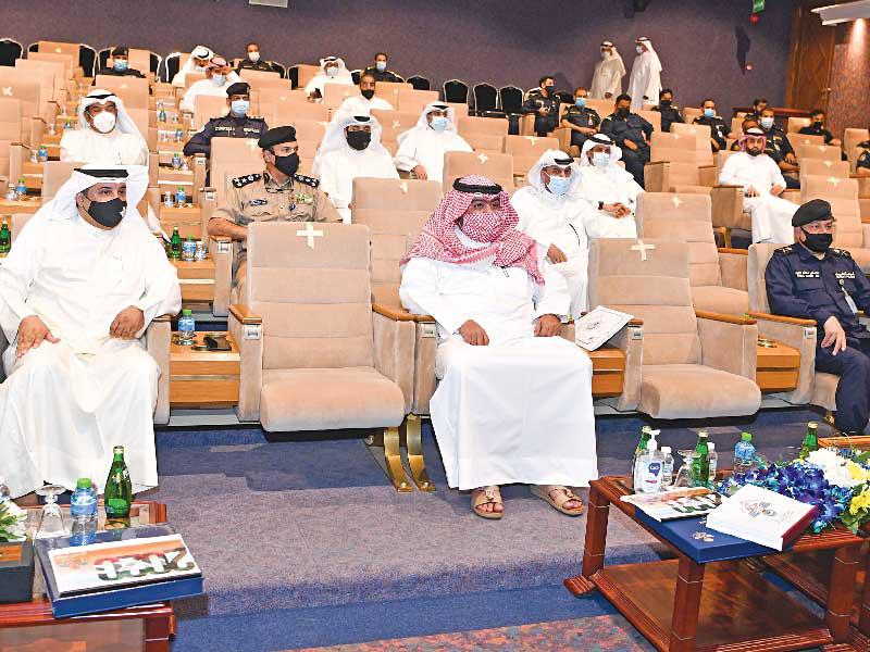 وزير الداخلية الشيخ ثامر العلي خلال زيارته الجمارك أمس