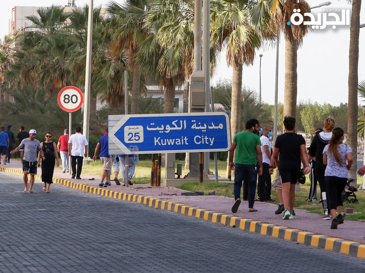 ممارسة رياضة المشي في الشوارع