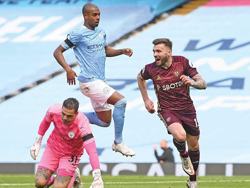 دالاس لاعب ليدز يحتفل بهدفه في مرمى سيتي