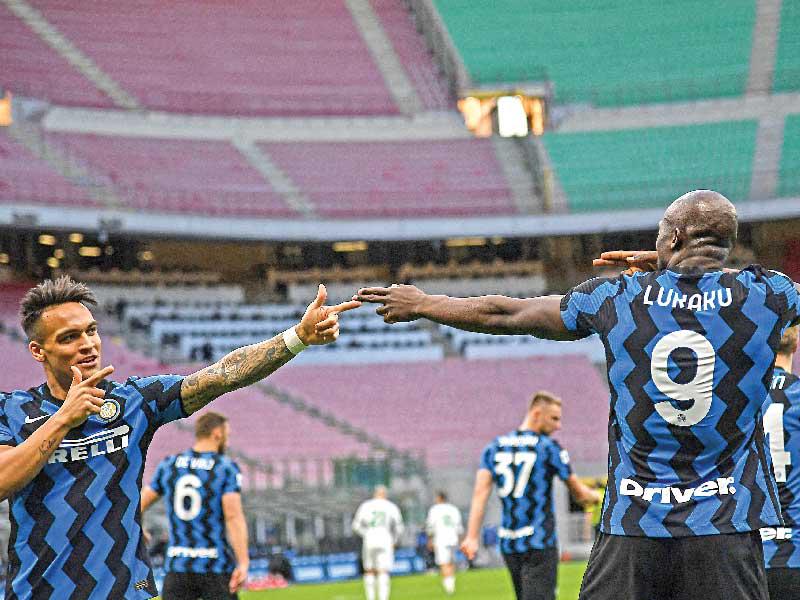 لوكاكو ولاوتارو نجما الإنتر خلال مباراة سابقة