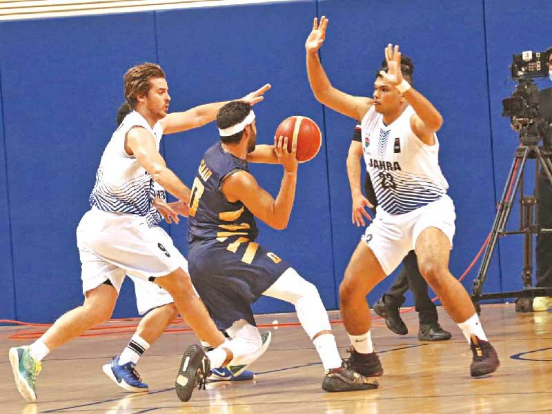 محاولة تمرير لفريق برقان أمام الجهراء