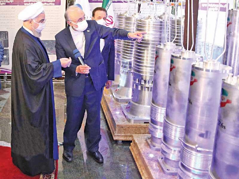 الرئيس الإيراني حسن روحاني يستمع لشرح خلال تدشين خط أجهزة طرد مركزي لتخصيب اليورانيوم في نطنز أمس    (إرنا)