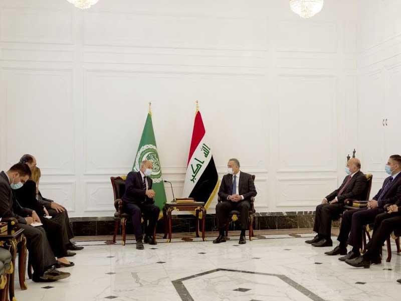 رئيس الحكومة العراقية مصطفى الكاظمي مع الأمين العام للجامعة العربية أحمد أبوالغيط أمس 