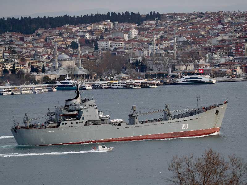 سفينة حربية روسية تعبر البوسفور الأسبوع الماضي (رويترز)