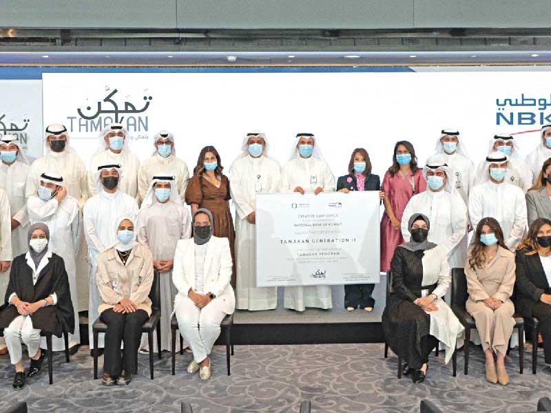 لقطة جماعية للإدارة التنفيذية مع المتدربين