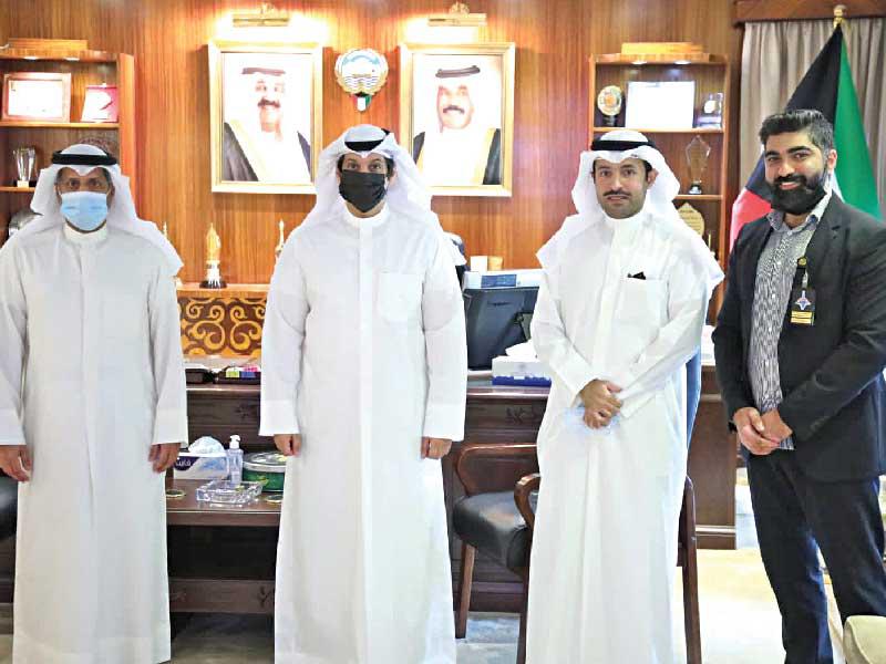  وزير الإعلام والثقافة وزير دولة لشؤون الشباب عبدالرحمن المطيري متوسطاً وفد الجمعية