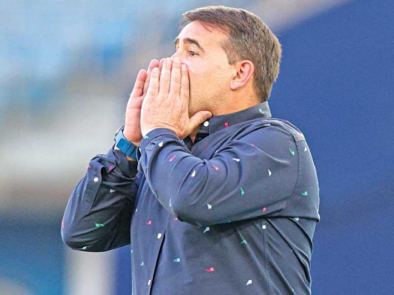  مدرب كاظمة الإسباني روبيرتو بيانكي