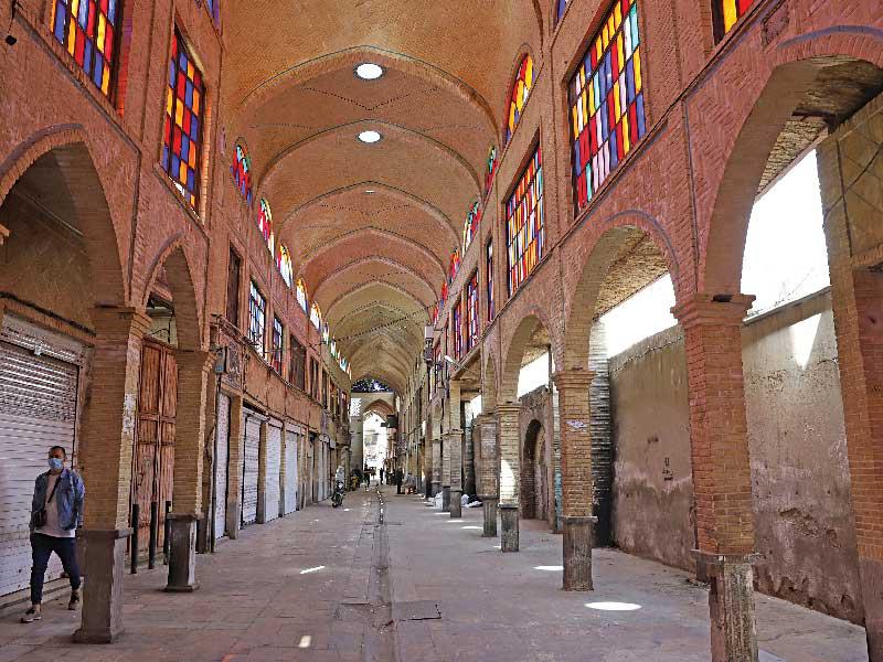 محلات البازار الكبير في طهران مقفلة بسبب حظر «كورونا»       (رويترز)