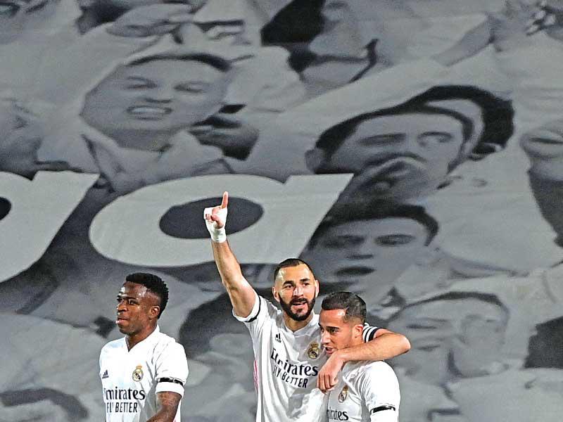 بنزيمة نجم ريال مدريد يحتفل بهدفه