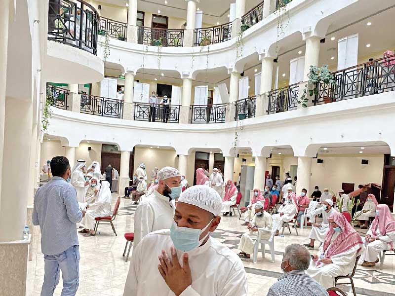 جانب من حملة تطعيمات الأئمة والعاملين بالمساجد التي بدأت أمس عبر الوحدات المتنقلة