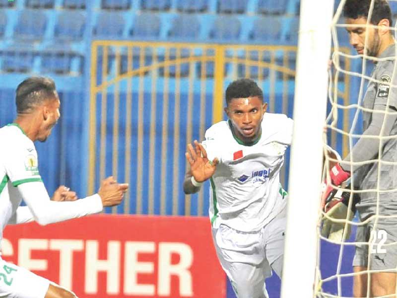 سفيان رحيمي يحتفل بهدفه في مرمى حارس «بيراميدز» شريف إكرامي