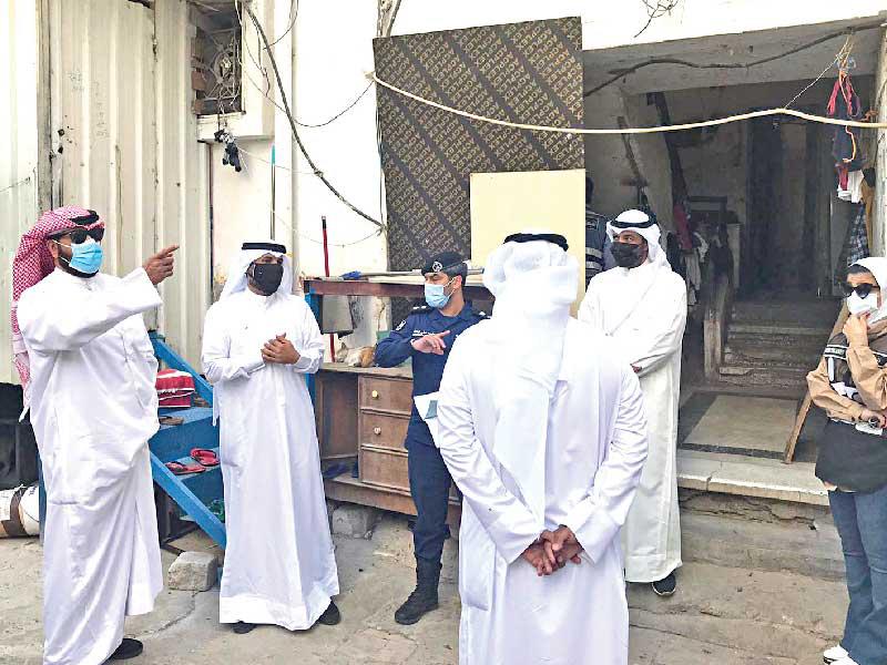 محافظ العاصمة الشيخ طلال الخالد خلال الجولة على العقار المخالف