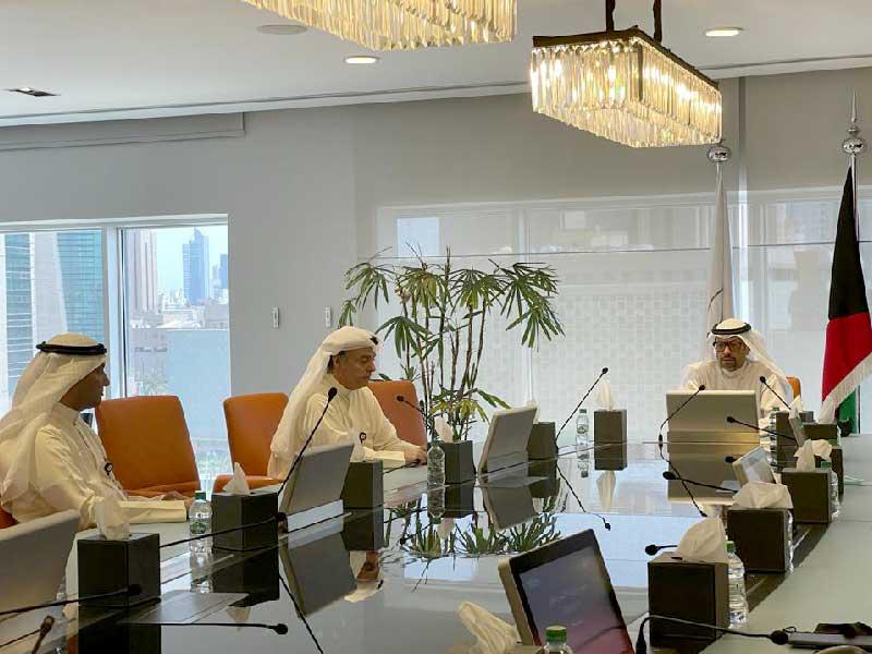 رئيس مجلس إدارة بنك الائتمان وزير المالية وزير الدولة للشؤون الاقتصادية والاستثمار خليفة حمادة  ونائب رئيس مجلس الإدارة والمدير العام للبنك صلاح المضف خلال اللقاء