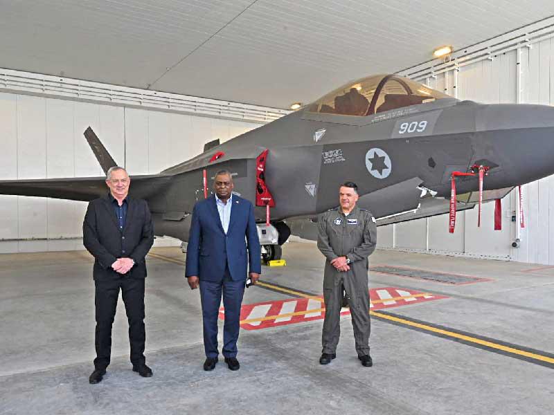 وزيرا الدفاع الإسرائيلي والأميركي خلال تفقد مقاتلة F35 في قاعدة جوية إسرائيلية أمسn