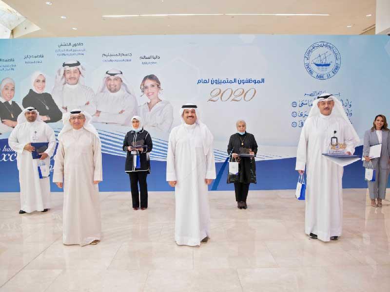  د. محمد الهاشل مع الموظفين المكرمين