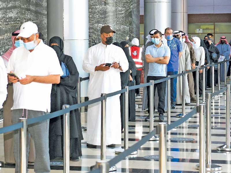 جانب من استقبال المواطنين والمقيمين في مركز التطعيم