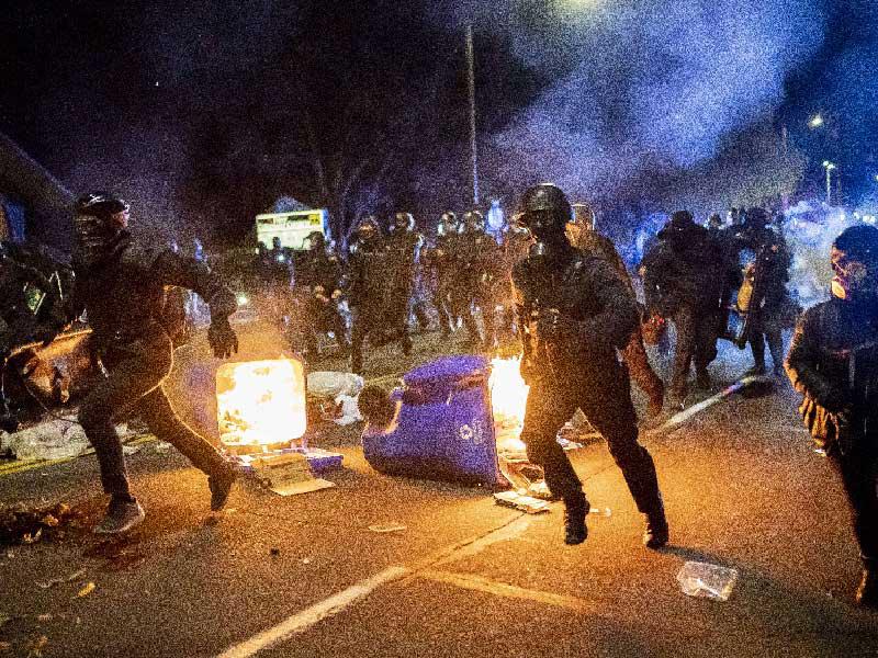 الشرطة تلاحق متظاهرين خلال مواجهات ليلية في بورتلاند مساء أمس الأول (أ ف ب)n
