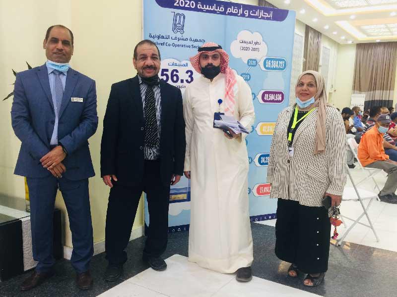 عدد من المشرفين على إجراءات التطعيم