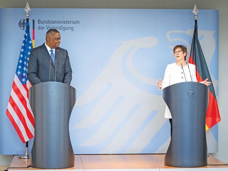 وزير الدفاع الأميركي لويد أوستن مع نظيرته الألمانية أنغريت كرامب كارينباور 