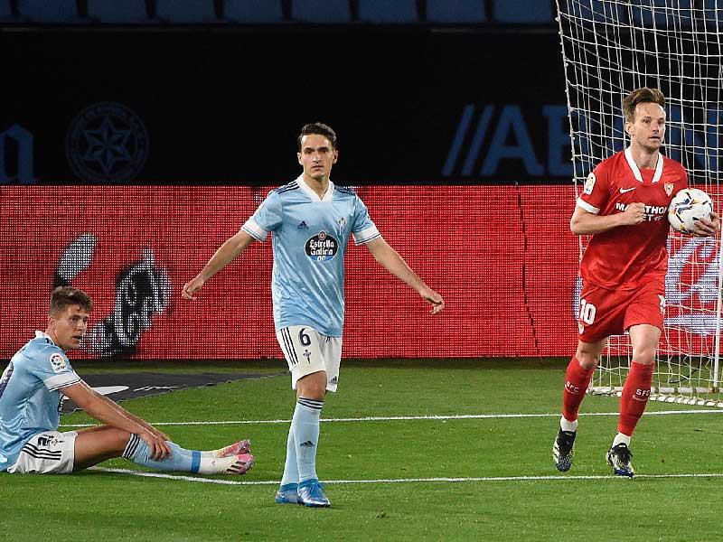 راكيتيتش نجم إشبيلية يحتفل بهدفه