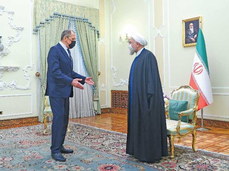 الرئيس الإيراني حسن روحاني مستقبلاً زير الخارجية الروسي سيرغي لافروف في طهران أمس       (رويترز)