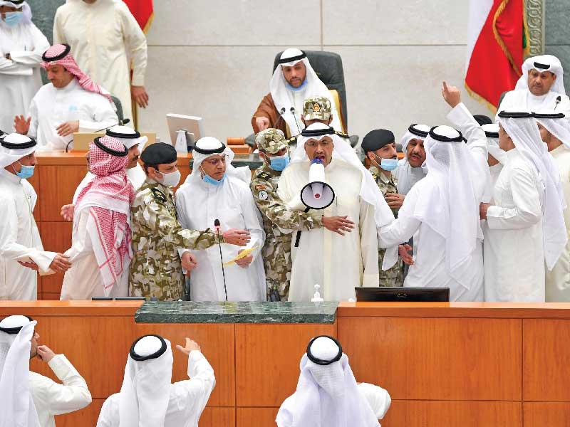 جانب من صعود النواب إلى منصة الرئاسة... والمطير مستنكراً عبر مكبر الصوت (تصوير عبدالله الخلف)